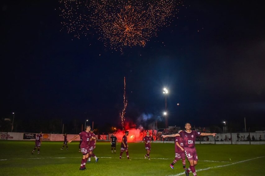 MacchiaTW's tweet photo. Desde hace un par de temporadas, el fútbol volvió a ser el corazón del club. La actividad pasó de pelear los últimos puestos a arrimar con el título (el histórico Gimnasia, que jugó BN, suele dar la vuelta olímpica). Se clasificó al Regional por ser segundo en la tabla acumulada. https://t.co/whi1JF3UpQ