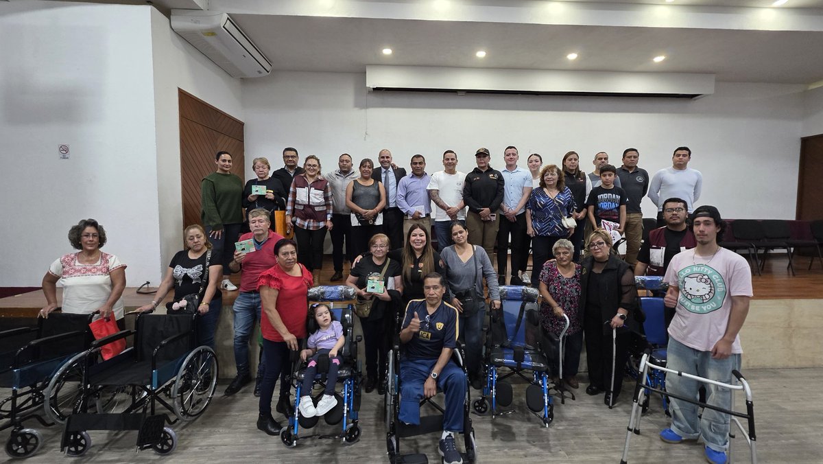 LourdesPaz24's tweet photo. Hoy, hicimos la entrega de aparatos ortopédicos que contribuirán a mejorar la calidad de vida de nuestras vecinas y vecinos, así como uniformes a deportistas destacados de Iztacalco, quienes con su esfuerzo y disciplina ponen en alto el nombre de nuestra alcaldía. https://t.co/eVBjjuJumQ