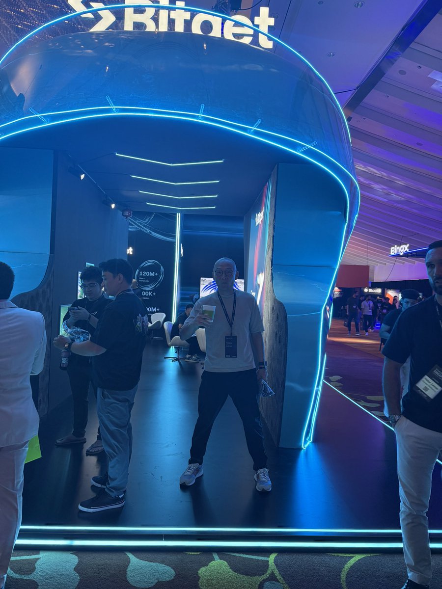 KevinDarmawan's tweet photo. Celebrating #BitgetTurns7 here at #Token2049 🎉

Happy 7th birthday @bitgetglobal! 🎂

#GearUpTo7 #EventWithBitget https://t.co/IawLTOBxQT