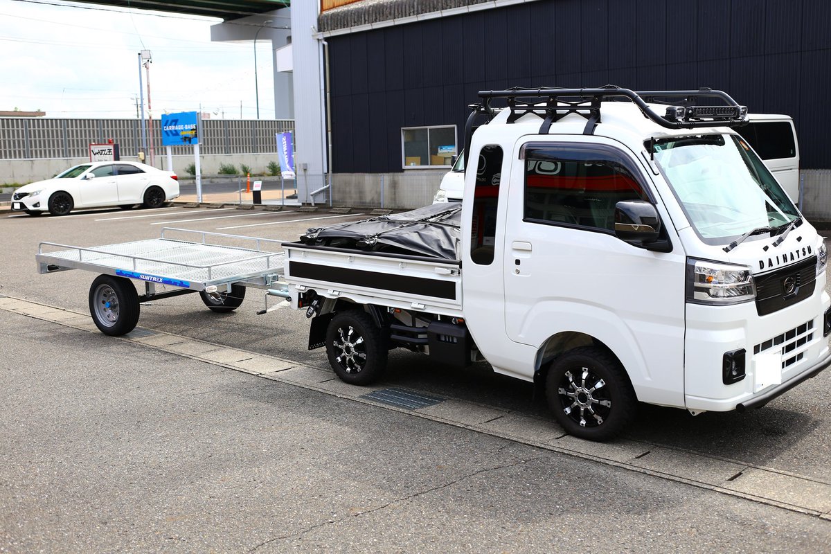 CARRIAGEBASE's tweet photo. こんにちは。キャリッジベースのメカニック＆フォトグラファーの笹田です。マルチトレーラーTD02ZiX納車。今回はハイゼットジャンボとの組み合わせです。これで積載量増し増し😉トレーラーライフ楽しんで下さいね～🤗
#マルチトレーラー #TD02ZiX 
#ハイゼット #ハイゼットジャンボ 
#積載 https://t.co/31dWA8mS3m