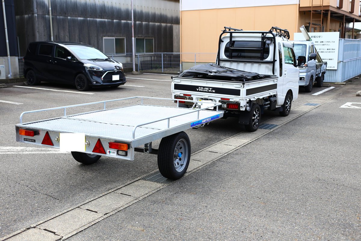 CARRIAGEBASE's tweet photo. こんにちは。キャリッジベースのメカニック＆フォトグラファーの笹田です。マルチトレーラーTD02ZiX納車。今回はハイゼットジャンボとの組み合わせです。これで積載量増し増し😉トレーラーライフ楽しんで下さいね～🤗
#マルチトレーラー #TD02ZiX 
#ハイゼット #ハイゼットジャンボ 
#積載 https://t.co/31dWA8mS3m