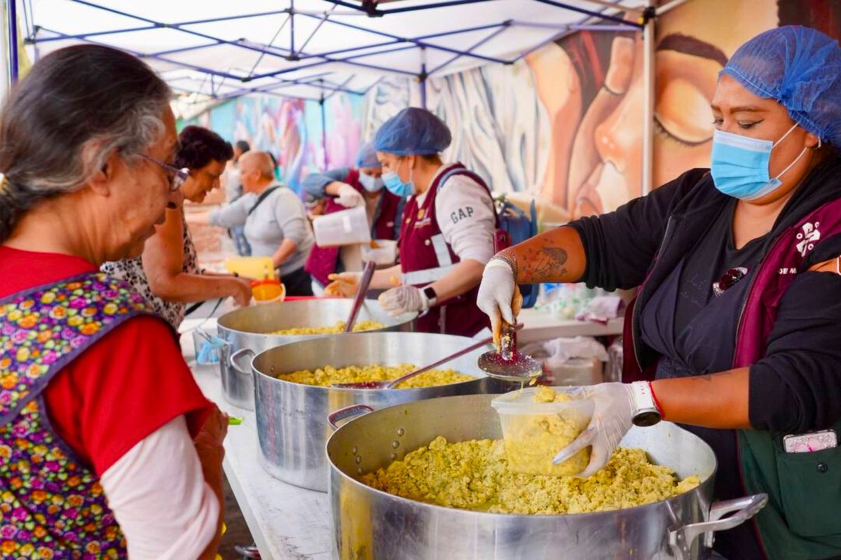 SEBIEN_cdmx's tweet image. ¡Las familias afectadas por las inundaciones no están solas!

Con kits de limpieza, colchones y raciones de comida seguimos brindando apoyo a las y los vecinos de las colonias dañadas por las lluvias del pasado fin de semana.

#CapitalDeLaTransformación
