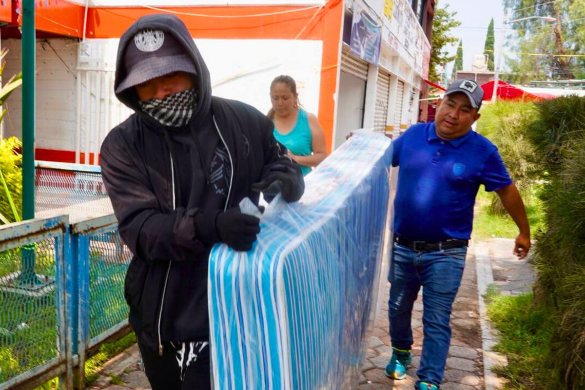 SEBIEN_cdmx's tweet image. ¡Las familias afectadas por las inundaciones no están solas!

Con kits de limpieza, colchones y raciones de comida seguimos brindando apoyo a las y los vecinos de las colonias dañadas por las lluvias del pasado fin de semana.

#CapitalDeLaTransformación