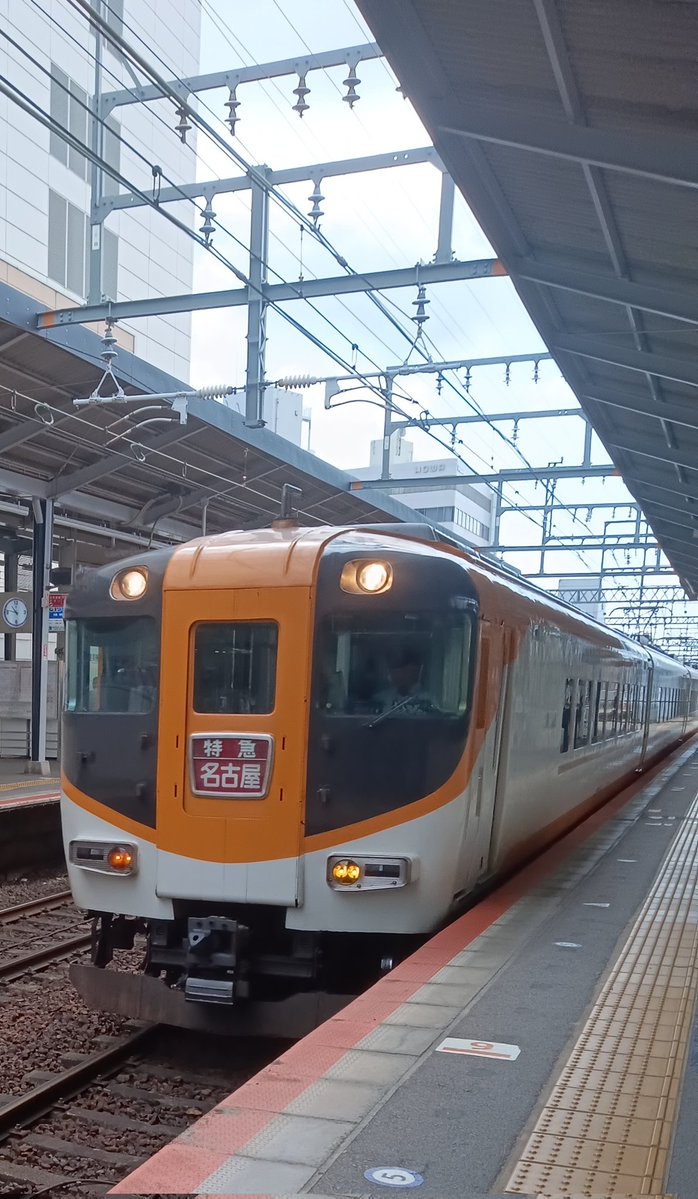 okachan0306's tweet image. #近鉄
#名古屋線
#ビスタカー
#近鉄四日市駅
ビスタカーですが
後に付いてるスズメバチに
乗ります☺️
スズメバチには
コンセントが付いてるので🤣