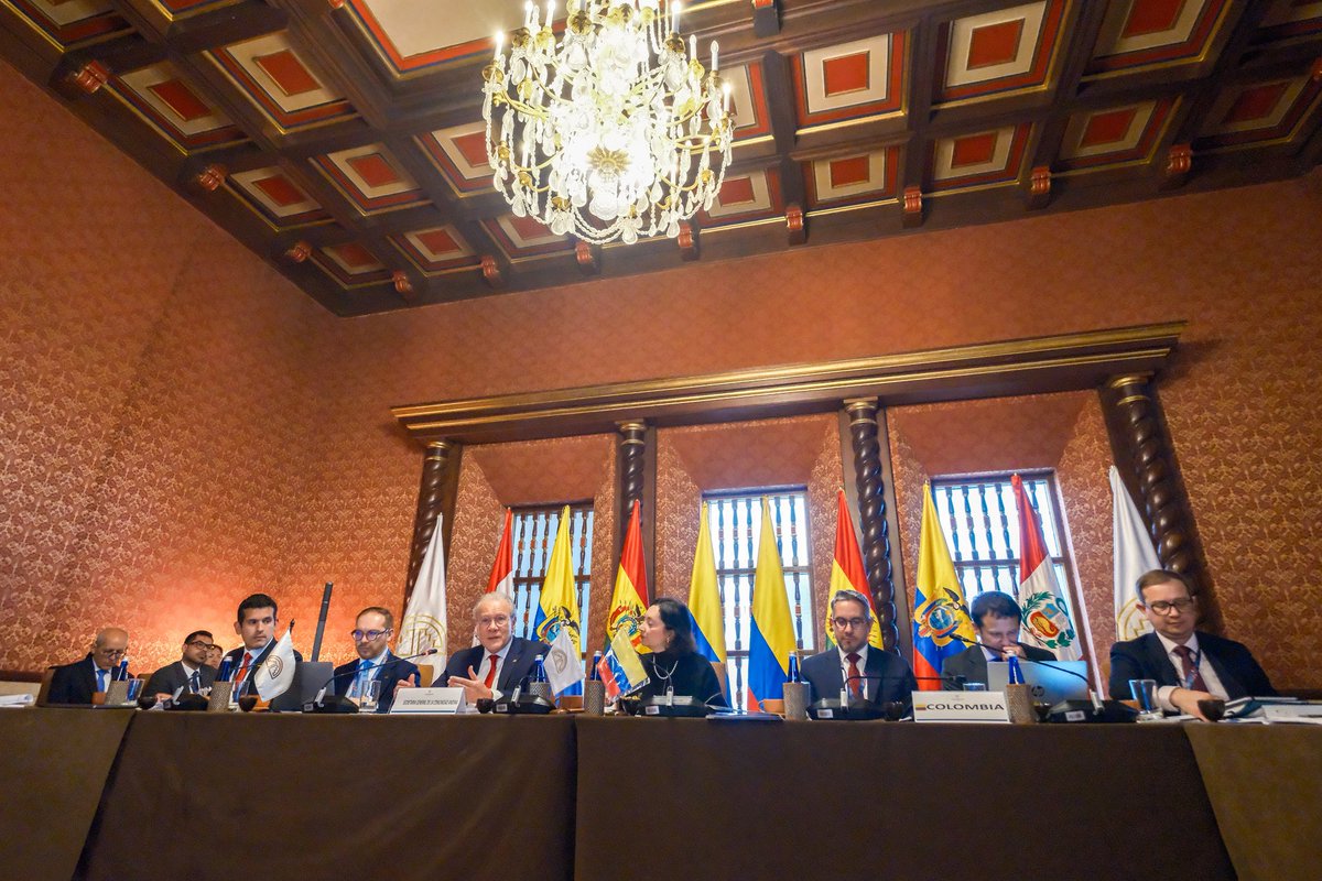 ComunidadAndina's tweet photo. En la LVII Reunión del #CAMRE Ampliado participaron Celinda Sosa, Ministra de Relaciones Exteriores de Bolivia; Rosa Yolanda Villavicencio, Ministra de Relaciones Exteriores de Colombia; Gabriela Sommerfeld, Ministra de Relaciones Exteriores y Movilidad Humana de Ecuador; Félix Denegri, Viceministro de Relaciones Exteriores del Perú; Huascar Ajata, Viceministro de Comercio Exterior e Integración de Bolivia; Mario Valencia, Viceministro de Comercio Exterior (e) de Colombia; Alexia Alcívar, Viceministra de Comercio Exterior de Ecuador; Teresa Mera, Viceministra de Comercio Exterior del Perú; y el Embajador Gonzalo Gutiérrez (@GutierrezReinel), Secretario General de la Comunidad Andina.