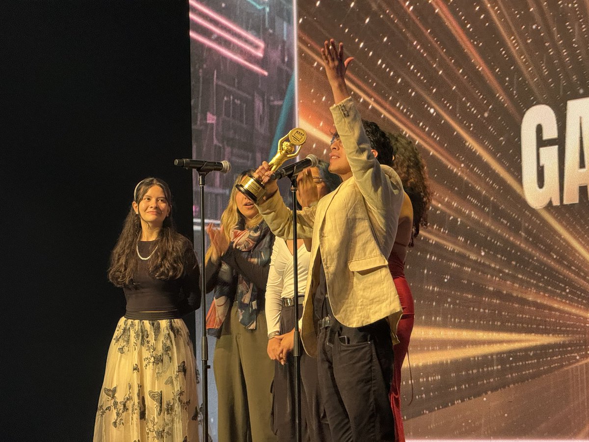 Ciberpazcolombi's tweet image. #SmartFilms + @Ministerio_TIC lograron más de 5,3M de impresiones en redes y 34,9M en medios ATL.
La inclusión también es noticia: el cine hecho con celular conecta talento, diversidad e innovación. 🎥💡
#SmartFilms #TransformaciónDigital