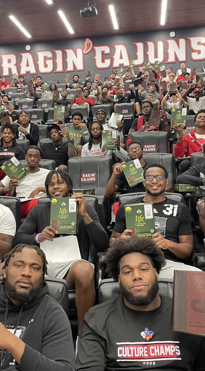 fitedj's tweet image. 🤷🏾‍♂️The game is 60 minutes.
Character lasts a lifetime!
Thanks to the donor for backing the spiritual side that shapes who the @RaginCajunsFB are beyond the scoreboard with personal bibles!
🤟🏾🌶️🐊⚜️#CompletePlayer #cULture #FiteBoyz @michaeldes1 @CoachMGiuliani @TreyFite1…
