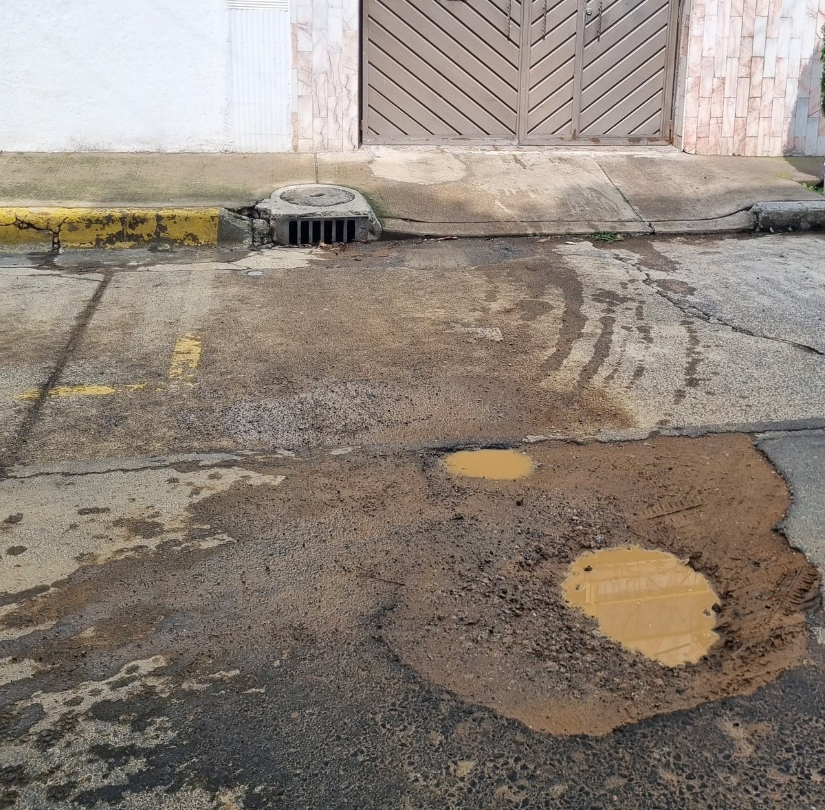 m_brisca's tweet photo. @LuisMendozaBJ @BJAlcaldia Por favor urge que tapen este bache. calle Bonampak casi esquina eje 6 https://t.co/n6r7Z5aXUi