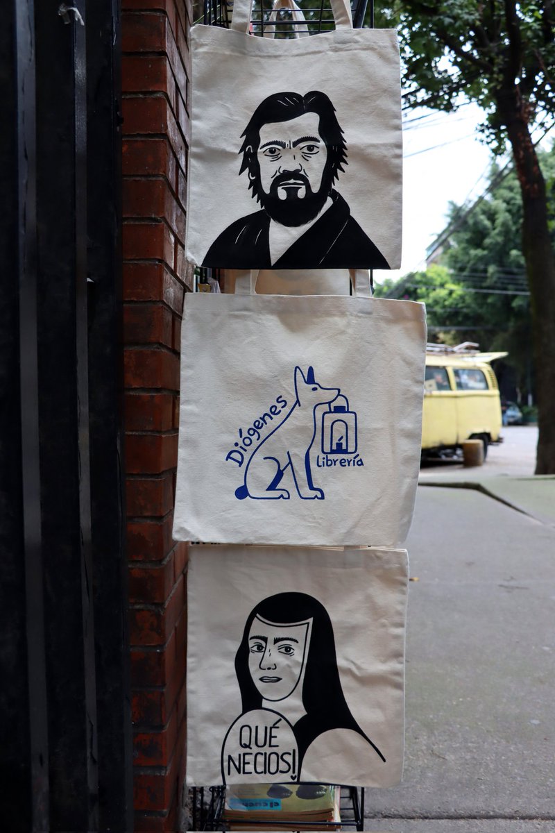 Consigue las bolsas literarias en la Librería Diógenes o en tu librería independiente favorita. 
Ideales para cargar muchos libros o lo que se te antoje!!!
Diógenes es una librería de barrio en la Doctores.
#totebagsliterarias #bolsasliterarias
Pintadas a mano por <a href="/nabordecampos/">Nabor de Campos</a>