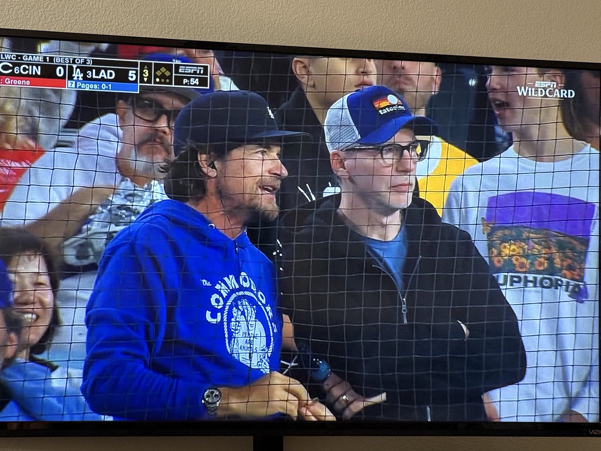 TheLiberal9's tweet image. Love seeing JB explain to @SeanHayes how baseball works! 😆 You’re such an attentive student, Sean!
Back-to-back HR’s babyyyyy!!! GO @Dodgers!!!!! @SmartLess #Smartless