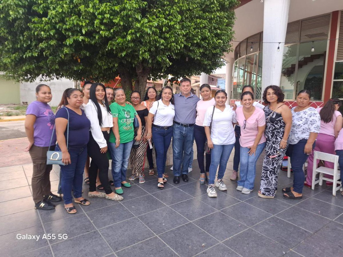 Las mujeres de #Cunduacán son orgullosamente la fuerza de nuestro partido-movimiento #MORENA! Las ganas e inteligencia que meten para ayudar a consolidar desde abajo el 2º Piso de la 4T son ejemplos que hoy reconocimos en un encuentro con nuestro dirigente estatal, Jesús Selván.