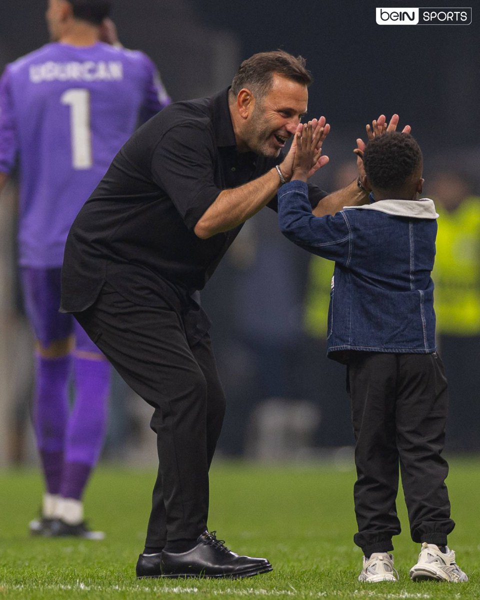 🙂 Okan Buruk ve Salvador Sanchez'in galibiyet sevinci.