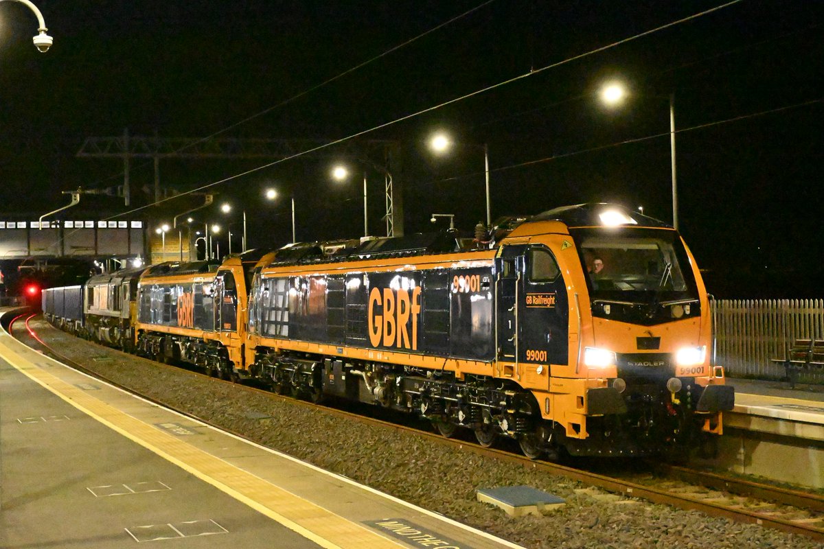 MrDeltic15's tweet image. At Wellingborough station, about to become the first electric hauled freight on the Midland Mainline. 99001 powered solo with 99002 and 66302 both DIT plus a rake of JNAs running as 4Q45 Wellingborough Up TC to Pengam Reception Sidings @RAIL @railcamlive @TodaysRailways #Class99