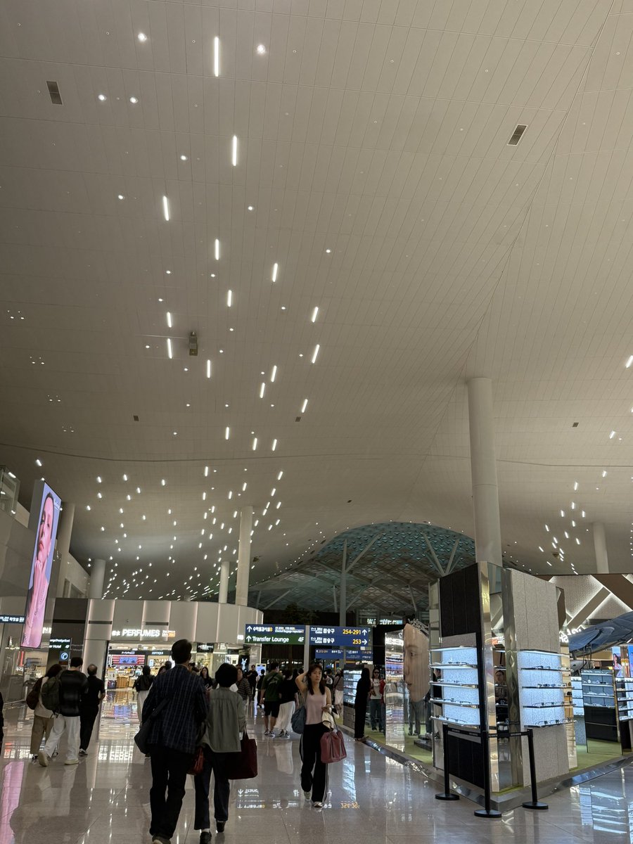 higumari_jp's tweet photo. 今日の仁川空港のストライキが気になってる方多いと思いますが、今朝６時半現在、第2ターミナルは、混雑しているものの、スムーズに出国できました✈️✨

連休で通常より混んではいるので、備えあれば憂いなしで、早めに空港に行った方が良いかと思います☺️ https://t.co/A3ia9DlVcd