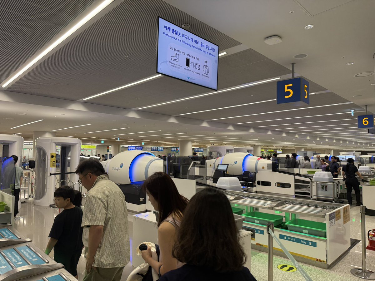 higumari_jp's tweet photo. 今日の仁川空港のストライキが気になってる方多いと思いますが、今朝６時半現在、第2ターミナルは、混雑しているものの、スムーズに出国できました✈️✨

連休で通常より混んではいるので、備えあれば憂いなしで、早めに空港に行った方が良いかと思います☺️ https://t.co/A3ia9DlVcd