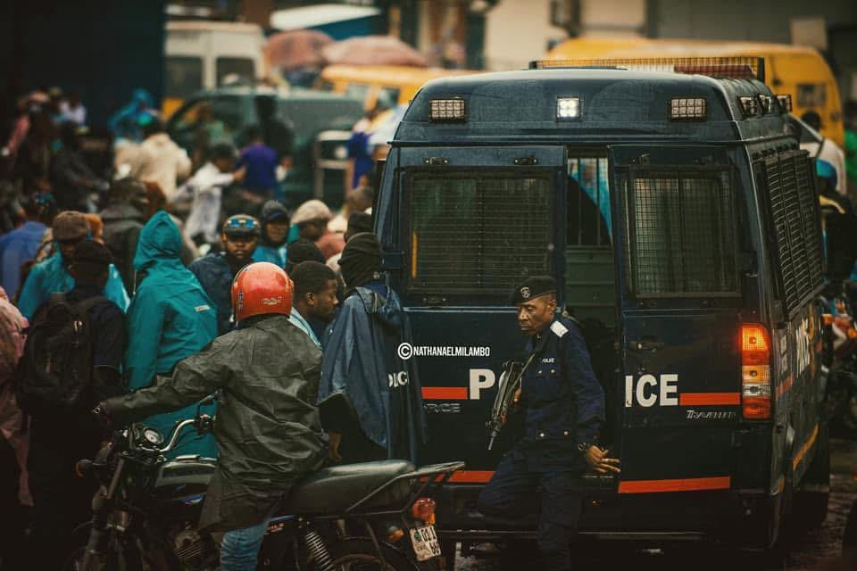 #RDC|URGENT : Dans la commune de Nsele, les habitants de Terre Jaune lancent un cri d’alarme. Ils accusent des policiers, notamment à bord d’un bus de la police surnommé #Kabasele ainsi que ceux du poste #Indondo, de procéder à des arrestations arbitraires et à des extorsions à