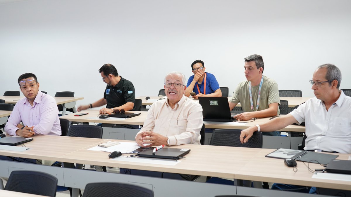 ✨👩‍🎓👨‍🎓 Nuestra Facultad participó en el Encuentro Internacional de Educación en Ingeniería – ACOFI 2025, con talleres, conferencias y un stand institucional. Destacamos ponencias, coordinación académica y entrega de placa conmemorativa, reafirmando nuestro compromiso.💙⚙️
