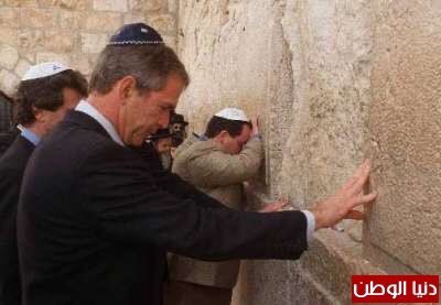 mshinqiti's tweet photo. أليس غريبًا أن ترى قادة الأنغلوساكسون من المسيحيين البروتستنت خاشعين عند "حائط المبكى" اليهودي، ولا تجد أيًّا منهم يزور "كنيسة المهد" في بيت لحم، ولا "كنيسة القيامة" في القدس الشريف، وهما أقدس المقدسات المسيحية على وجه الأرض؟! فهل القوم مسيحيون حقا؟!
#غزة_الفاضحة https://t.co/TnZPO2fOry