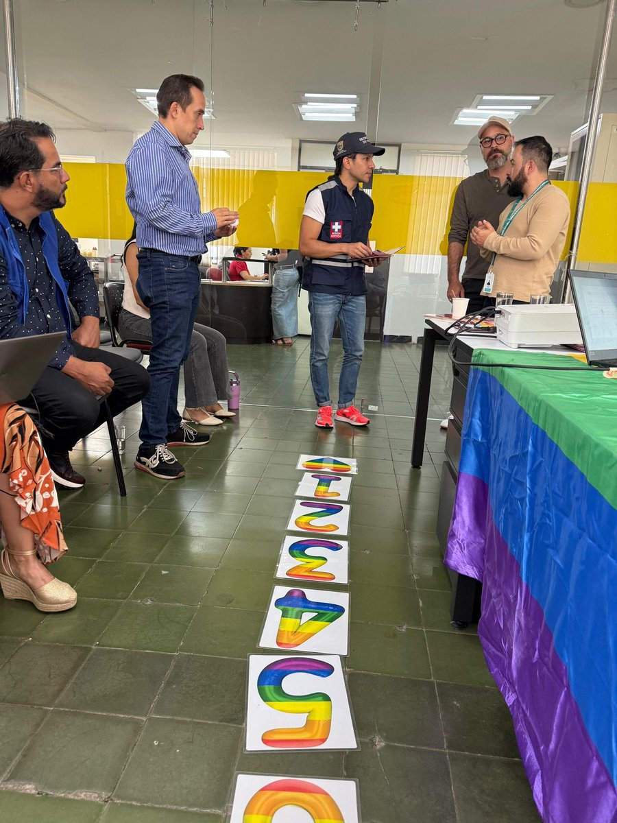 SaludCali's tweet photo. 🌈 En Cali avanzamos hacia una salud más inclusiva. Nos reunimos con diversos grupos para construir lineamientos que eliminen barreras de acceso a los servicios de salud para las personas LGBTIQ+, garantizando derechos y equidad.

#AsíRecuperamosCali https://t.co/Eno9u30iiw
