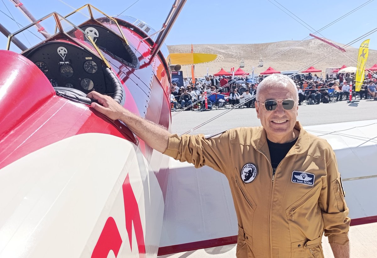 Hürkuş’un neredeyse 1 asır önce Kadıköy’de imal ettiği ilk Türk teyyaresi VECİHİ XIV'ün replikasını Eskişehir semalarında izledim. Tarihi bir ana tanıklık ettim✈️  Uçağın tekeri piste değer değmez  Öztürk'le söyleştik;  gazetekadikoy.com.tr/yasam/hurkusun…