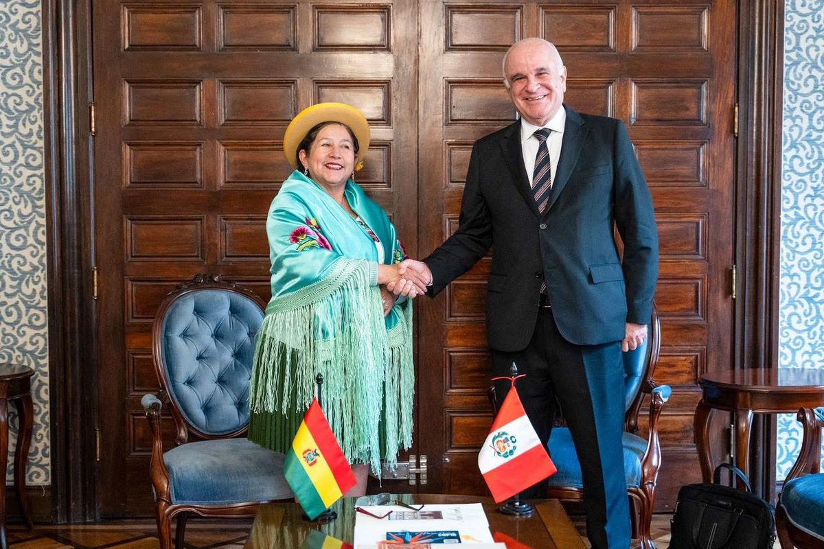 🔷 #BoliviaEnPerú | Bolivia y Perú habilitan el Paso Fronterizo Thola Kollo – Collpa, cumpliendo con la agenda técnica bilateral. Esta apertura beneficiará el comercio y a las comunidades de la frontera, fortaleciendo la integración entre ambos países.  🇧🇴🤝🇵🇪 
#LuchoArce #MREbol