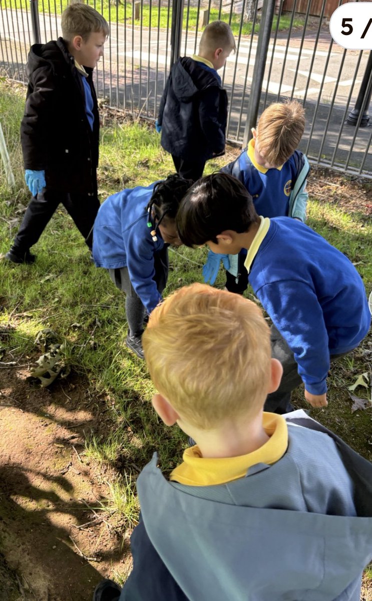 All_SaintsPri's tweet image. #AllSaintsCiWDwynwen had fun learning the importance of recycling and taking part in our very own litter pick as part of #RecycleWeek! We loved creating the recycle logo using the recyclable objects we found #AllSaintsCiWEco #AllSaintsCiWHealthyConfident #AllSaintsCiWOutdoor