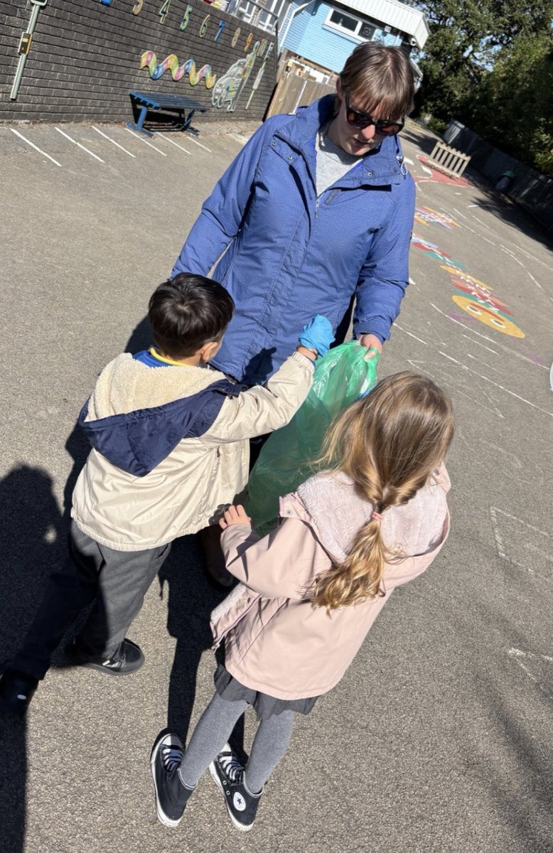 All_SaintsPri's tweet image. #AllSaintsCiWDwynwen had fun learning the importance of recycling and taking part in our very own litter pick as part of #RecycleWeek! We loved creating the recycle logo using the recyclable objects we found #AllSaintsCiWEco #AllSaintsCiWHealthyConfident #AllSaintsCiWOutdoor