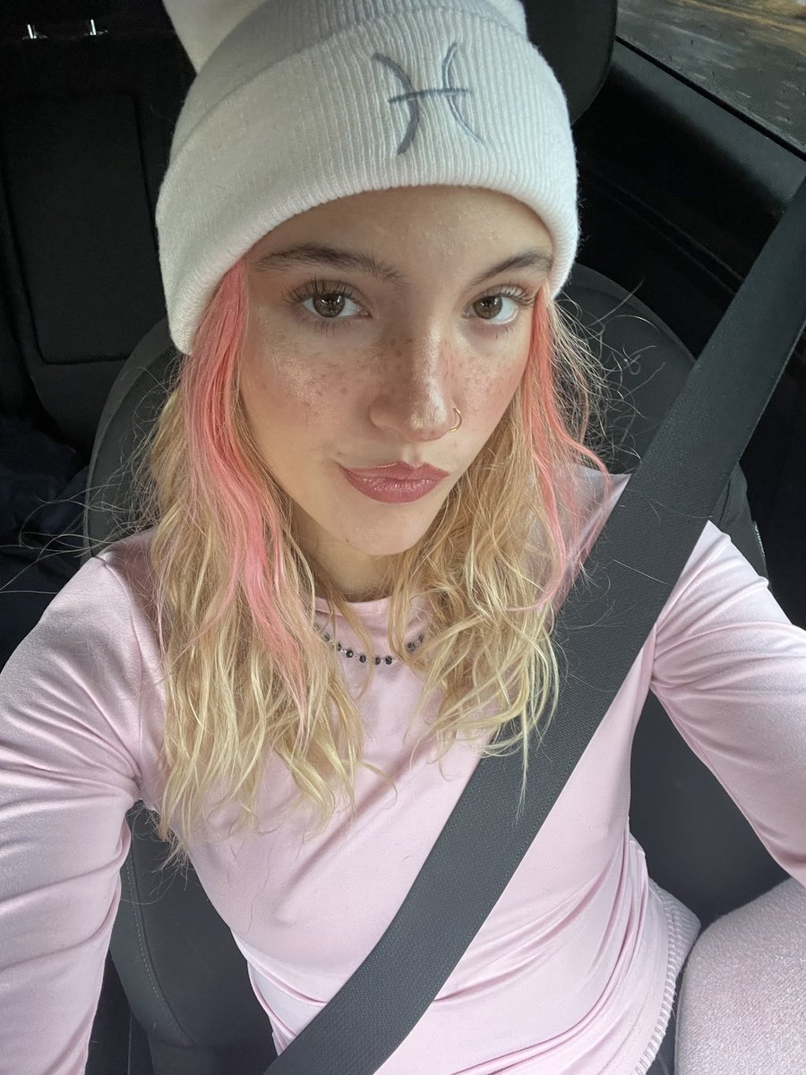 violetmooree1's tweet photo. out n about https://t.co/hxQJ1L6v2U