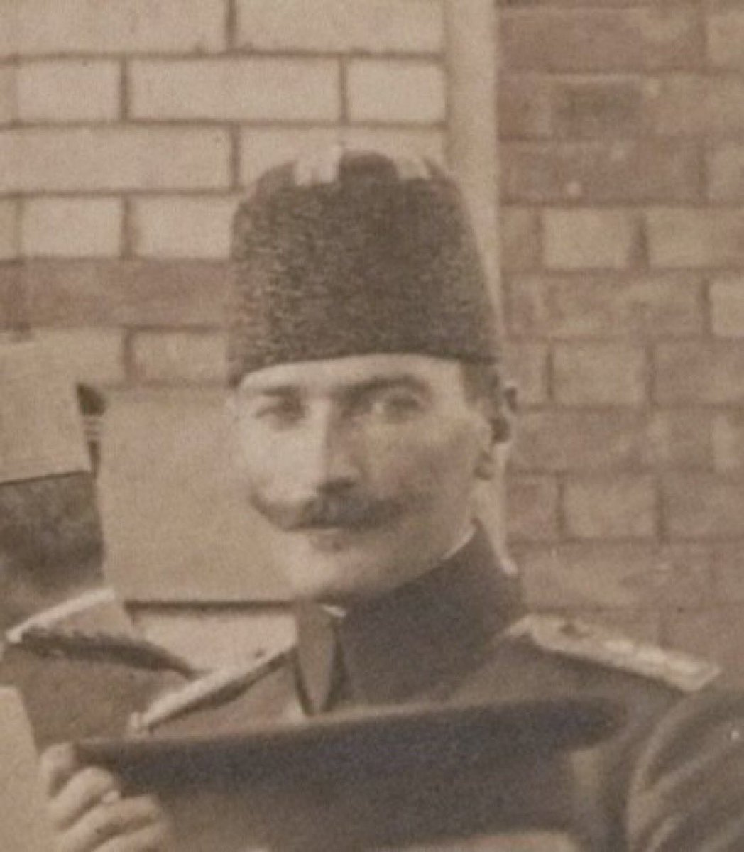 Milli varlığımıza düşman olanlarla dost olmayalım. Böylelerine karşı…"Türk’üm ve düşmanım sana, kalsam da bir kişi!" diyelim.

Gazi Mustafa Kemal Atatürk