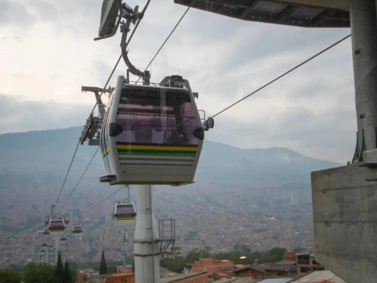 En octubre inicia la construcción del Metrocable de San Salvador, este proyecto transformará la movilidad marcando un antes y un después en el transporte público, permitiendo la modernización. 

Los beneficios del metrocable son claros:
🔹 Menos tráfico.
🔹 Más eficiencia.
🔹