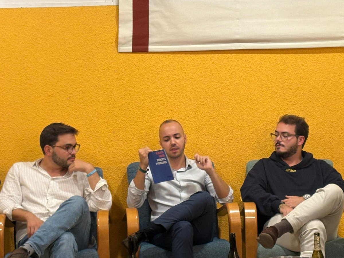 ricardmunozrd's tweet image. La velada de hoy, divagando sobre lo que queda de España, el amor en las cosas pequeñas y muchos otros temas.

Haceos ya con &apos;Príncipes y principios&apos;, del gran @AFadonDuarte.

Mis agradecimientos también a @IvanCillitBang por escaquearse y echarnos las fotillos.