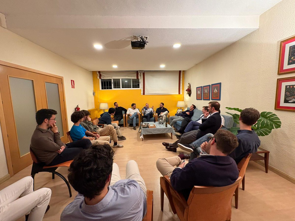 ricardmunozrd's tweet image. La velada de hoy, divagando sobre lo que queda de España, el amor en las cosas pequeñas y muchos otros temas.

Haceos ya con &apos;Príncipes y principios&apos;, del gran @AFadonDuarte.

Mis agradecimientos también a @IvanCillitBang por escaquearse y echarnos las fotillos.