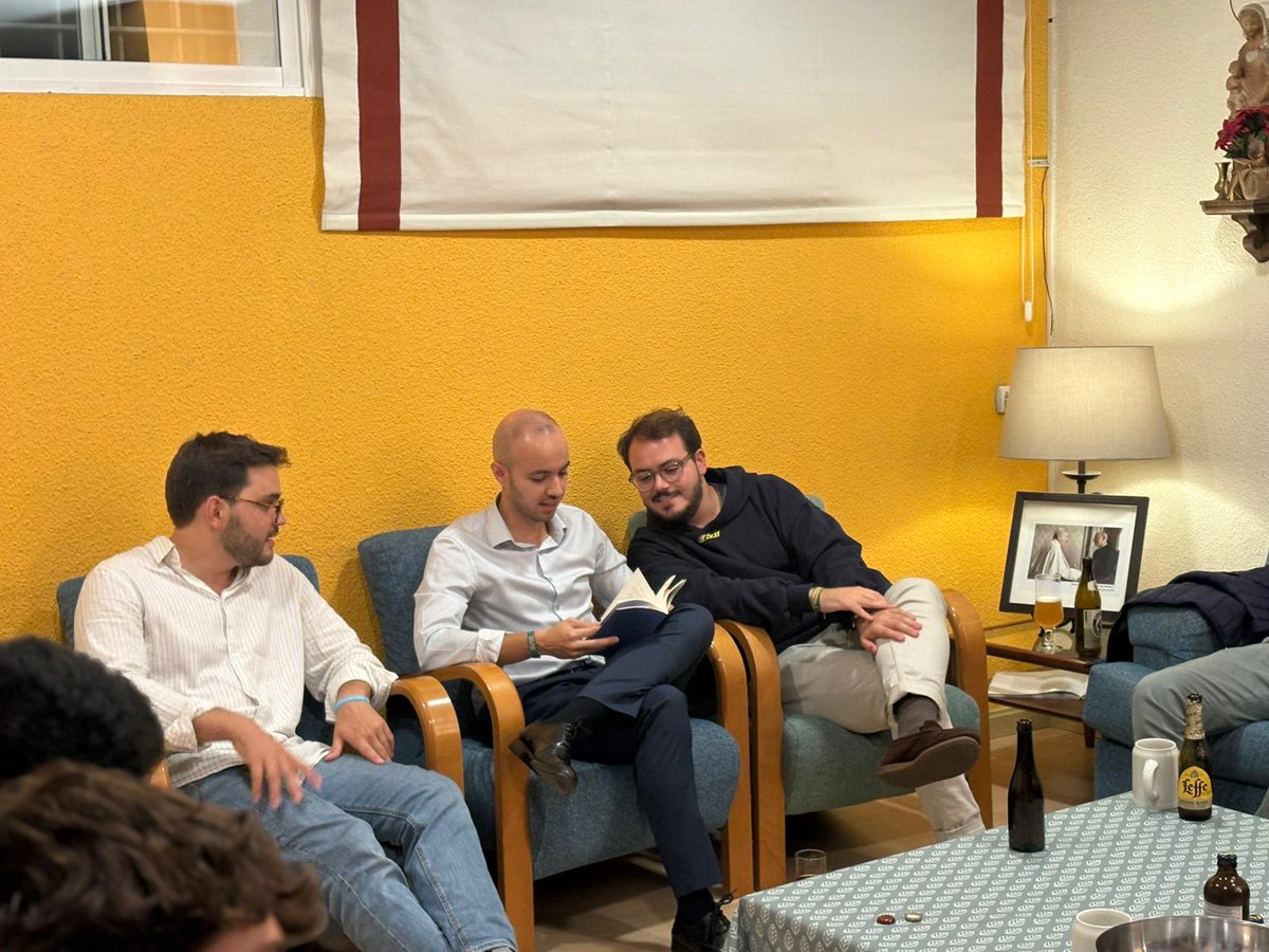 ricardmunozrd's tweet image. La velada de hoy, divagando sobre lo que queda de España, el amor en las cosas pequeñas y muchos otros temas.

Haceos ya con &apos;Príncipes y principios&apos;, del gran @AFadonDuarte.

Mis agradecimientos también a @IvanCillitBang por escaquearse y echarnos las fotillos.