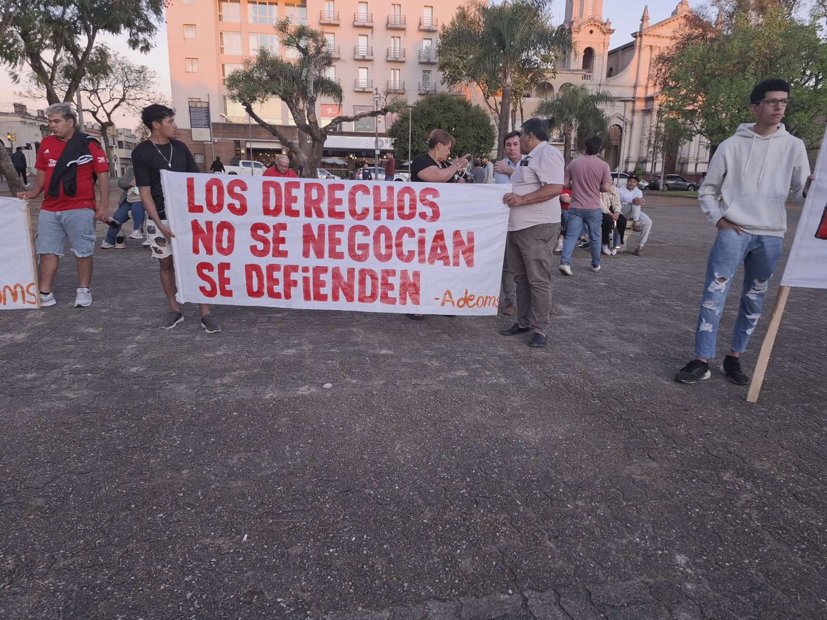 cabezamartini's tweet photo. 🔴 Movilización en Salto tras 291 despidos en la Intendencia. El Intendente no pudo recibir a la Federación de Municipales por estar en Buenos Aires. Hubo una reunión en el Ministerio de Trabajo tripartita. Desde el MTSS entienden que intendencia violenta convenio. Se manifestó voluntad de tomar un 30% de trabajadores cesados. Podría ser a través de unipersonales.