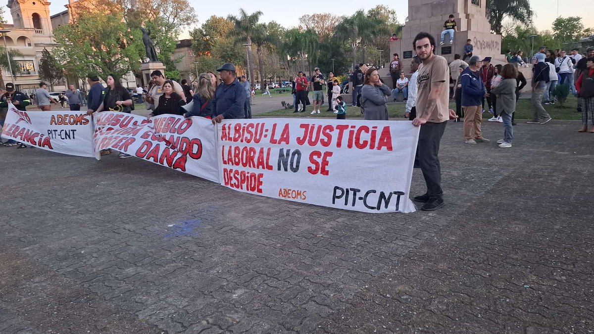 cabezamartini's tweet photo. 🔴 Movilización en Salto tras 291 despidos en la Intendencia. El Intendente no pudo recibir a la Federación de Municipales por estar en Buenos Aires. Hubo una reunión en el Ministerio de Trabajo tripartita. Desde el MTSS entienden que intendencia violenta convenio. Se manifestó voluntad de tomar un 30% de trabajadores cesados. Podría ser a través de unipersonales.