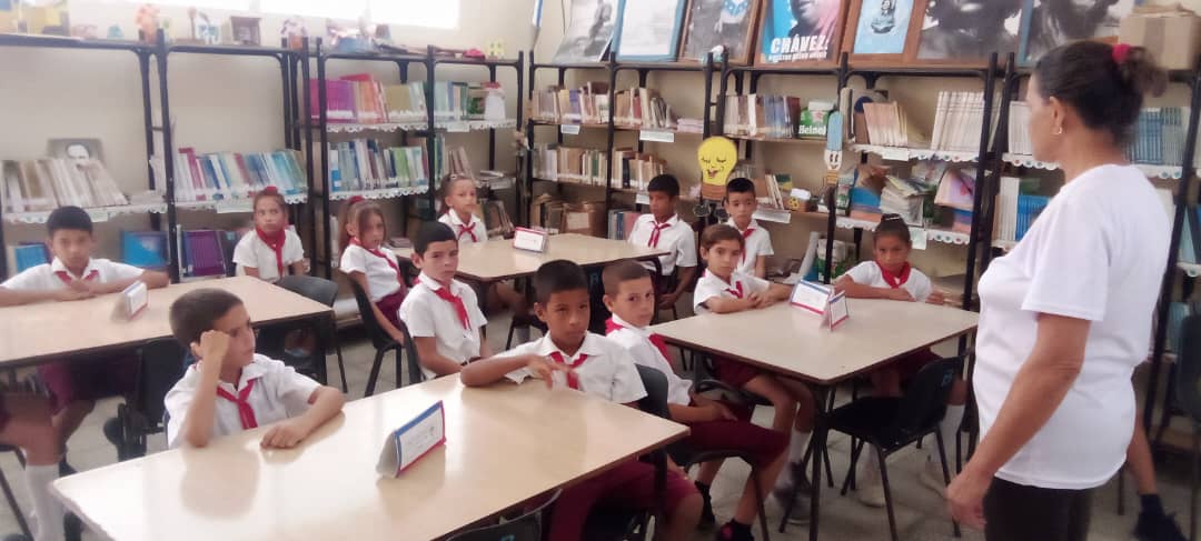 #HolguínSí
Con #HonorHolguinero se desarrollan diferentes actividades en la Biblioteca escolar en la IE#Mártiresdel9deAbril en #CienAñosConFidel en #Urbano.<a href="/CubaMined/">MINED</a> <a href="/naimatrujillob/">Naima Ariatne Trujillo Barreto</a> <a href="/DPEHolguin/">Dirección General de Educación Provincia Holguín</a> <a href="/LuisFel07486070/">Luis Felipe Batista Rodríguez</a> <a href="/DiazCanelB/">Miguel Díaz-Canel Bermúdez</a> <a href="/QueipoRuiz/">Joel Queipo Ruíz</a> @BallesterWa