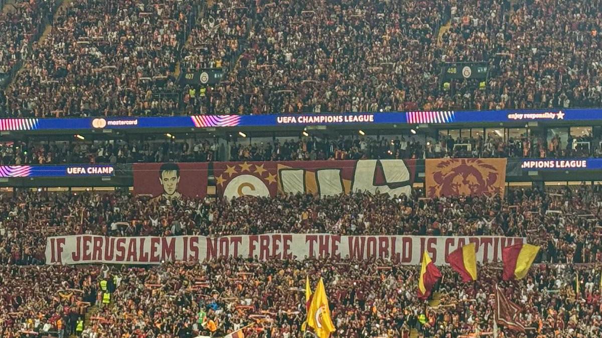 Galatasaray taraftarları, Liverpool ile oynanan Şampiyonlar Ligi mücadelesinde Filistin'e destek pankartları açtı.

“Kudüs özgür değilse dünya esirdir" 

<a href="/GalatasaraySK/">Galatasaray SK</a> <a href="/ultrAslan/">ultrAslan</a> 
#GSvLIV