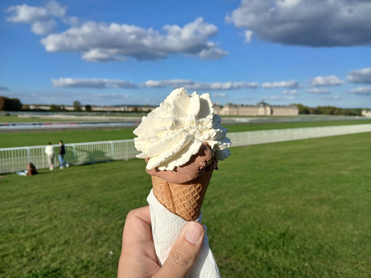 日本はおはようございますですね☀️
シャンティイ競馬場で食べたアイスも最高でした！
クリームたっぷりなのは、｢シャンティイ｣がフランス語でホイップクリームの意味だからです🇫🇷
#競馬アイス部