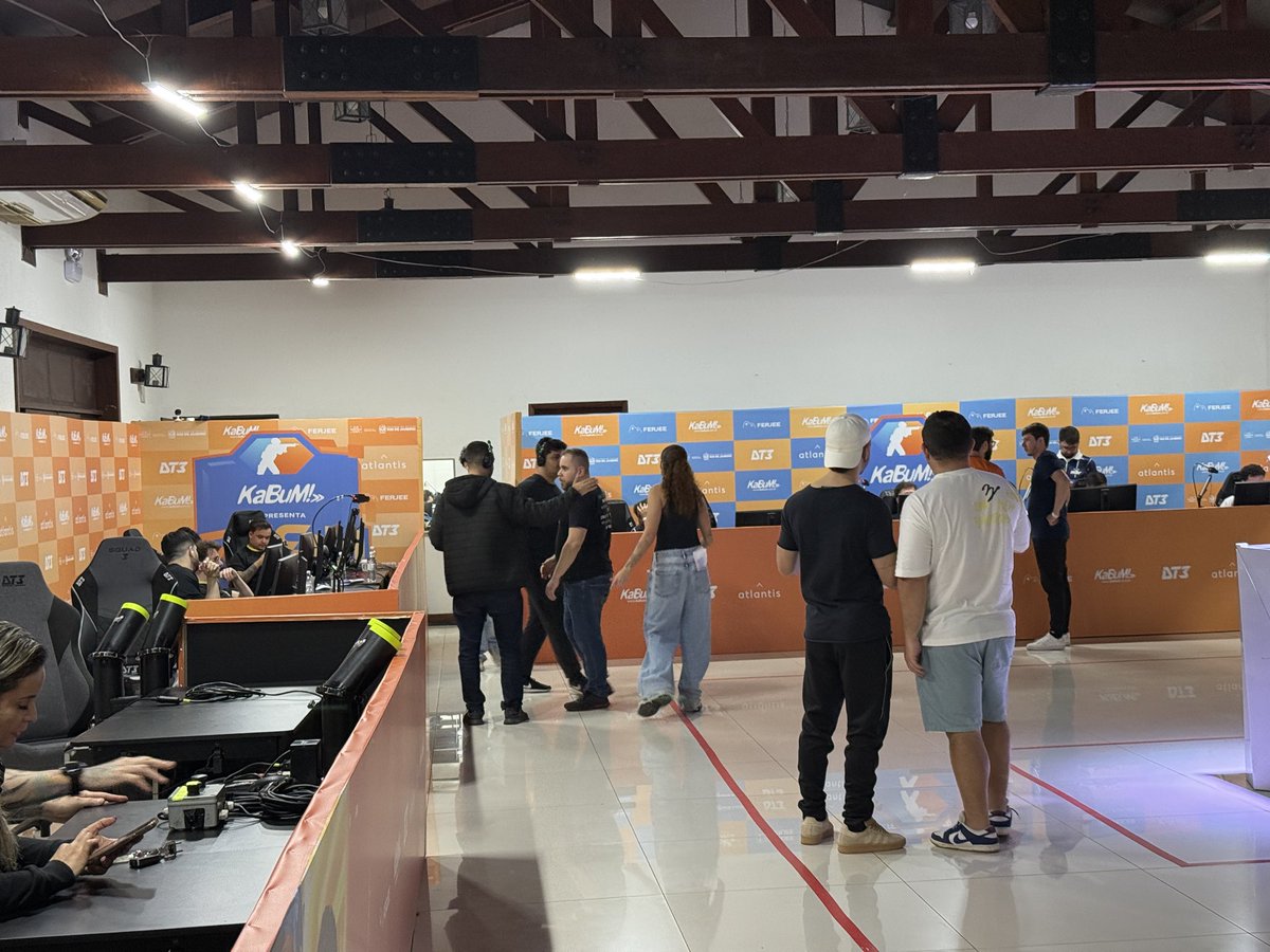 Organização da Ferjee informou que os problemas técnicos foram resolvidos. 

Equipes já aquecendo e as partidas devem começar às 19h30.

<a href="/brasilstormCS/">Brasil Storm CS</a>