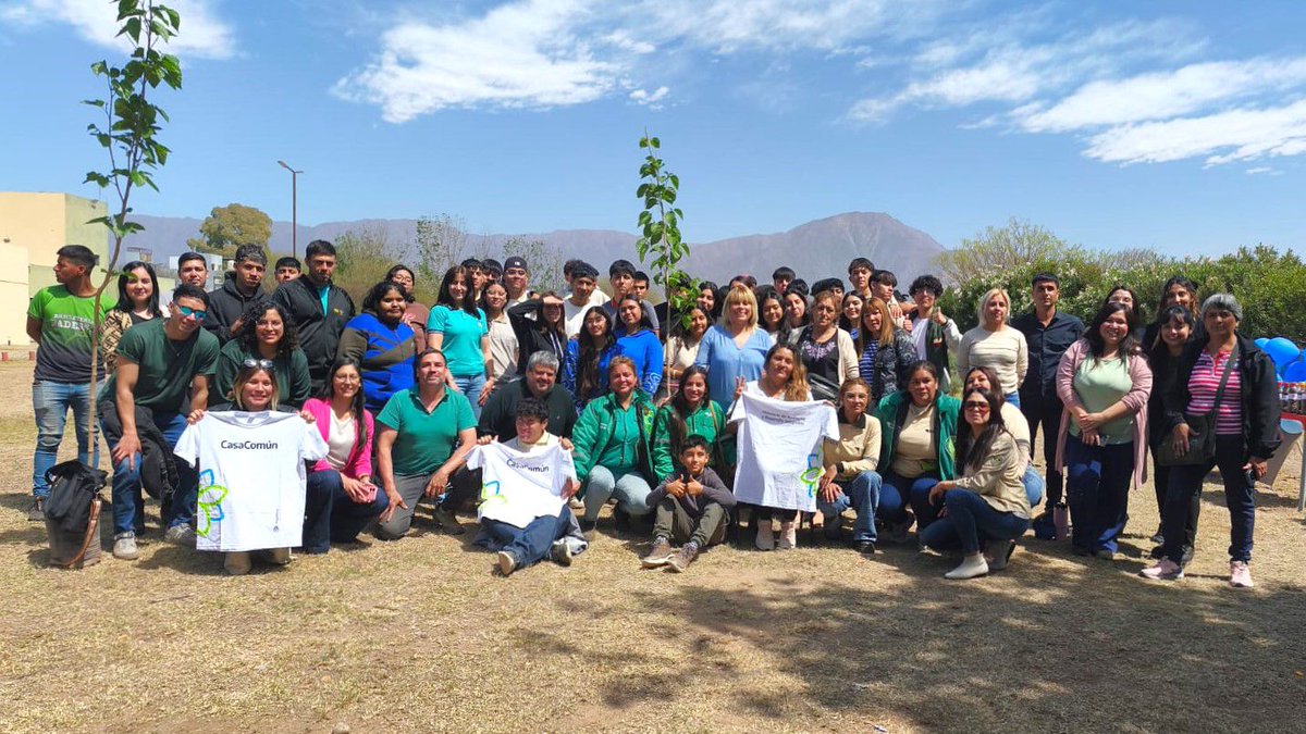 🌱 Primavera Verde en los barrios 🌱
El Instituto de Servicios Ambientales impulsó una jornada con estudiantes, docentes y vecinos para aprender y actuar por el cuidado del ambiente.

🔗 contactorioja.com.ar/articulo/el-in…

#PrimaveraVerde #Ambiente #Sustentabilidad #LaRioja