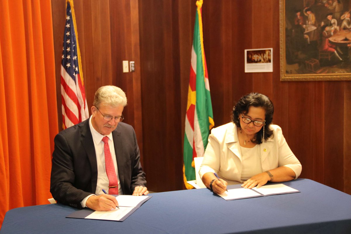 USEmbassyParbo's tweet image. Ambassadeur Faucher ontmoette DNV adjunct-directeur Carmen Van Dijk om apparatuur te leveren voor de uitbreiding van het ICF-programma. De VS is er trots op het ICF te steunen en de veiligheid en zekerheid voor de VS en Suriname te bevorderen! #Grensbeveiliging #Partnerschap