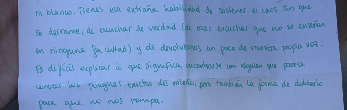 LauraCl4's tweet photo. Trocito de un regalo de un paciente.

Me hace reflexionar que, precisamente, conocer los pliegues exactos del miedo, pero aprender a doblarlos para que no te rompan, es la esencia de la recuperación de un TCA. https://t.co/3lbt4l9br3