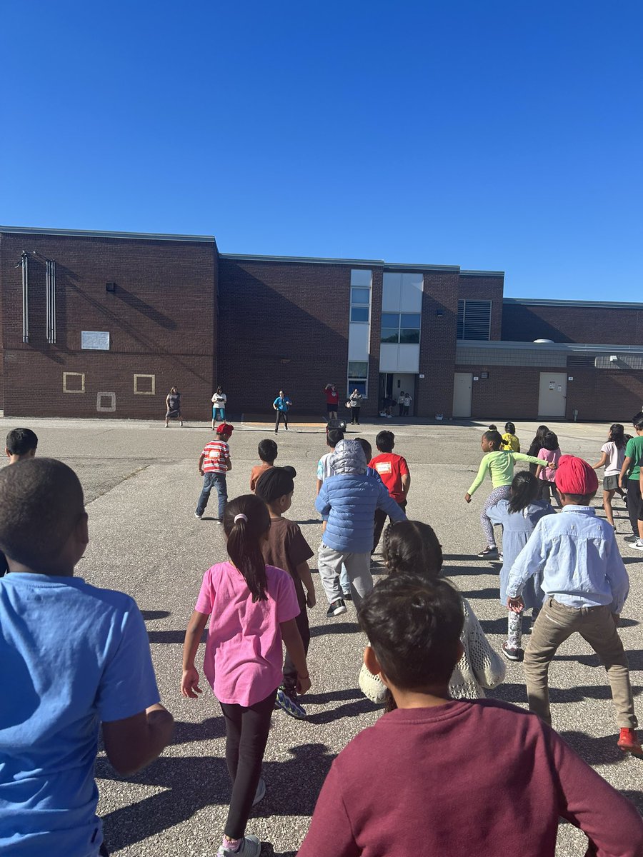 goldcrest_ps's tweet photo. Our Terry Fox Walk, Run &amp; Roll was a success yesterday! Students came together to honour Canadian hero Terry Fox! https://t.co/91lz6zt1dR