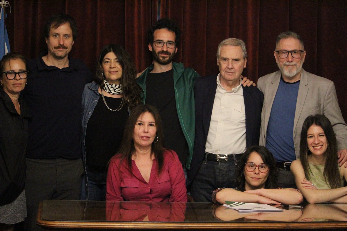 📚✍🏼 CONVENIO ENTRE FERRO Y LA UBA

🙌🏼 El presidente Guillermo Bameule y el decano de la Facultad de Filosofía y Letras de la UBA, Ricardo Manetti, firmaron un convenio de colaboración para profesionalizar las prácticas del Museo Ferro en cuanto a archivo, curaduría,