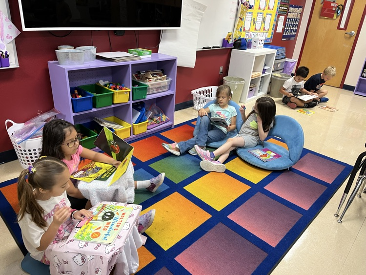 PaschalPatriots's tweet photo. 📚✨ Today our Patriots joined the Big Texas Read In! Some tuned in to illustrator Chris Eliopoulos’ live webinar, while others enjoyed a book of their choice. A great day celebrating the power of reading! 💙❤️ #Read3ReadIn #HEB. #PaschalPatriotPride #ReadersAreLeaders https://t.co/b6A8O7GSQK