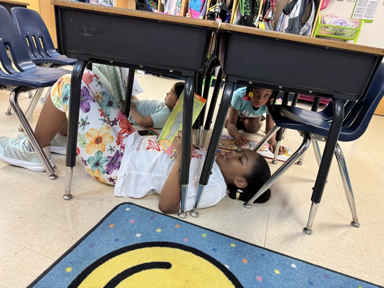 PaschalPatriots's tweet photo. 📚✨ Today our Patriots joined the Big Texas Read In! Some tuned in to illustrator Chris Eliopoulos’ live webinar, while others enjoyed a book of their choice. A great day celebrating the power of reading! 💙❤️ #Read3ReadIn #HEB. #PaschalPatriotPride #ReadersAreLeaders https://t.co/a9FMli92mm