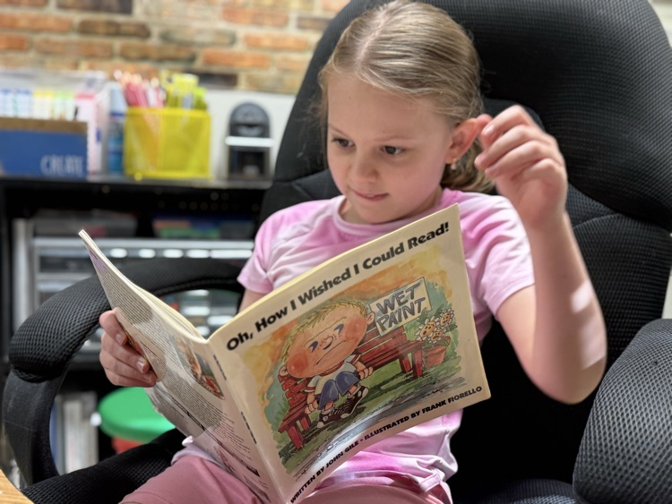 PaschalPatriots's tweet photo. 📚✨ Today our Patriots joined the Big Texas Read In! Some tuned in to illustrator Chris Eliopoulos’ live webinar, while others enjoyed a book of their choice. A great day celebrating the power of reading! 💙❤️ #Read3ReadIn #HEB. #PaschalPatriotPride #ReadersAreLeaders https://t.co/a9FMli92mm