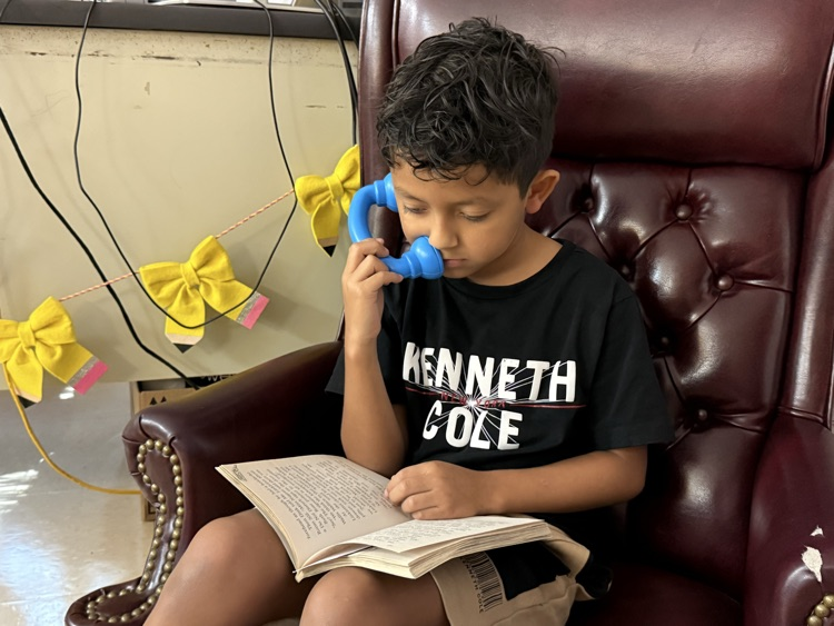 PaschalPatriots's tweet photo. 📚✨ Today our Patriots joined the Big Texas Read In! Some tuned in to illustrator Chris Eliopoulos’ live webinar, while others enjoyed a book of their choice. A great day celebrating the power of reading! 💙❤️ #Read3ReadIn #HEB. #PaschalPatriotPride #ReadersAreLeaders https://t.co/a9FMli92mm