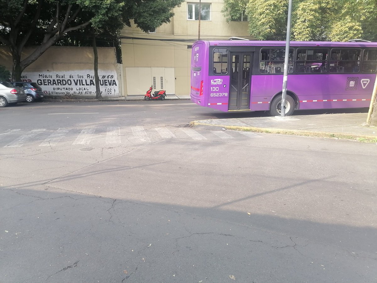 iElRafa's tweet photo. @C5_CDMX @Alcaldia_Coy @SSPCMexico @PDI_FGJCDMX en cerro de Jesús (entronque con entrada paradero Taxqueña) hay una moto estacionada color rojo y acaban de pasar 3 tipos en 2 motos y ya le hecharon el ojo para robarla.

Uno trae mochila de @DiDi_Mexico color naranja https://t.co/7Sz2Ao5TI3