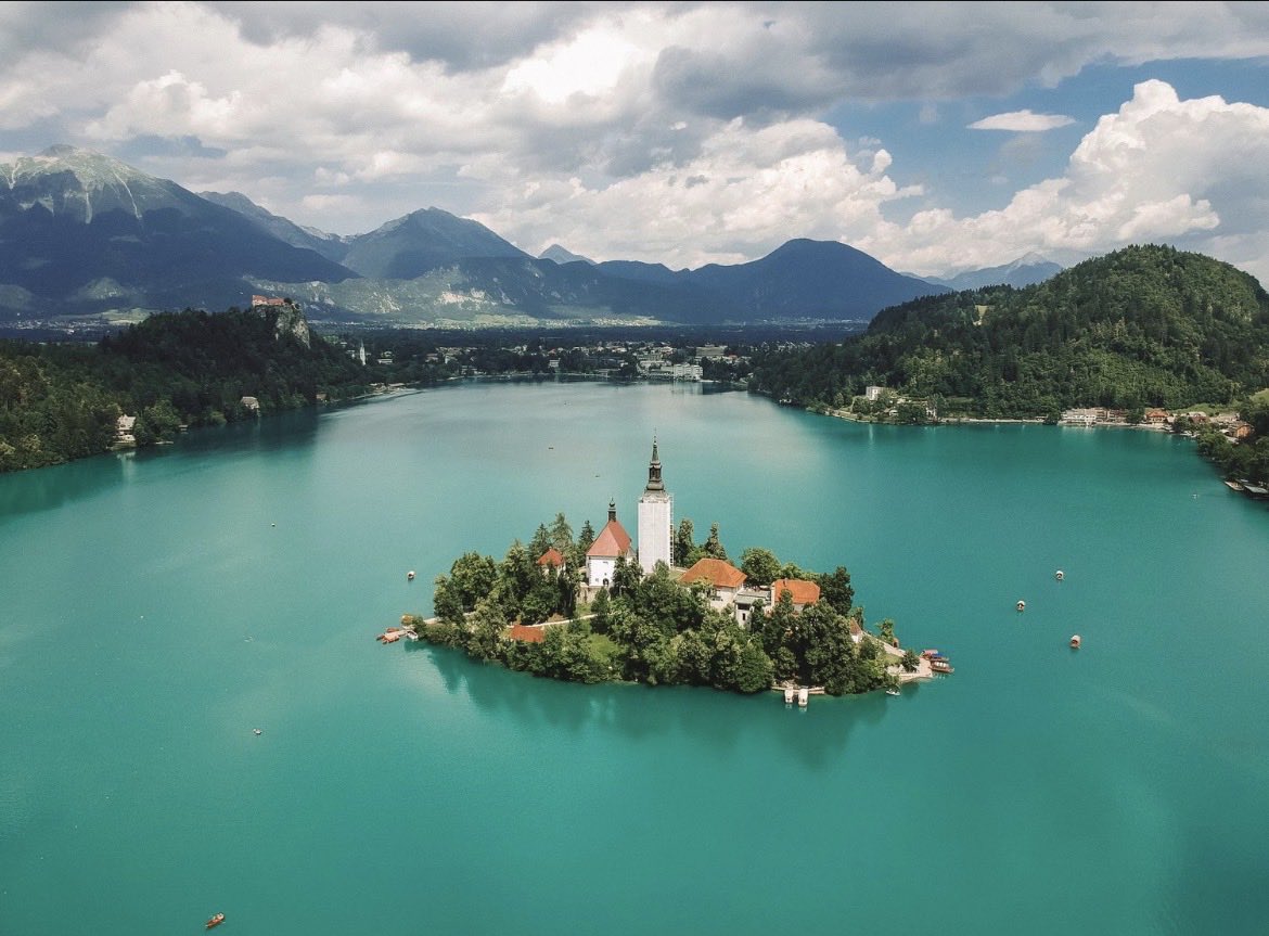 יום שהתחיל עם רופאה מהגיהנום 
המשיך עם שיטשואו שלא ברא השטן 
בחסות ישראייר 
הסתיים  כשהגעתי לפני רבע שעה לאגם בלד 
אז עכשיו הכל טוב 
(תמונה להמחשה כי לילה עכשיו)